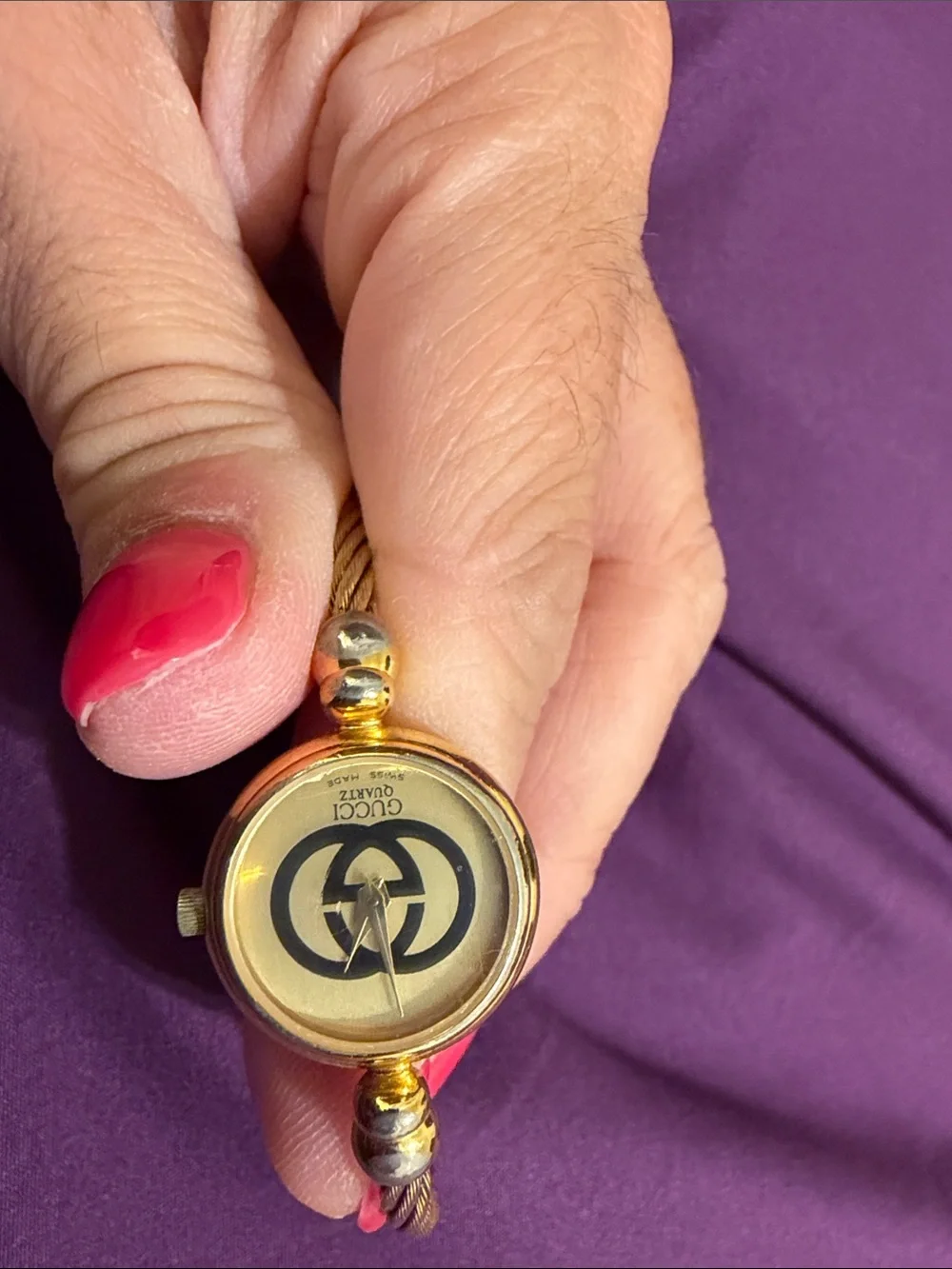 Gucci Gold-Tone Round Logo Bracelet Watch Black Double G 2047 L- New battery